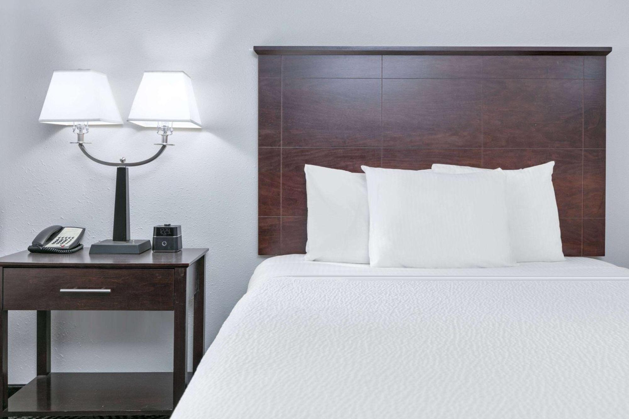 Hotel La Quinta By Wyndham Airport / Expo Square
