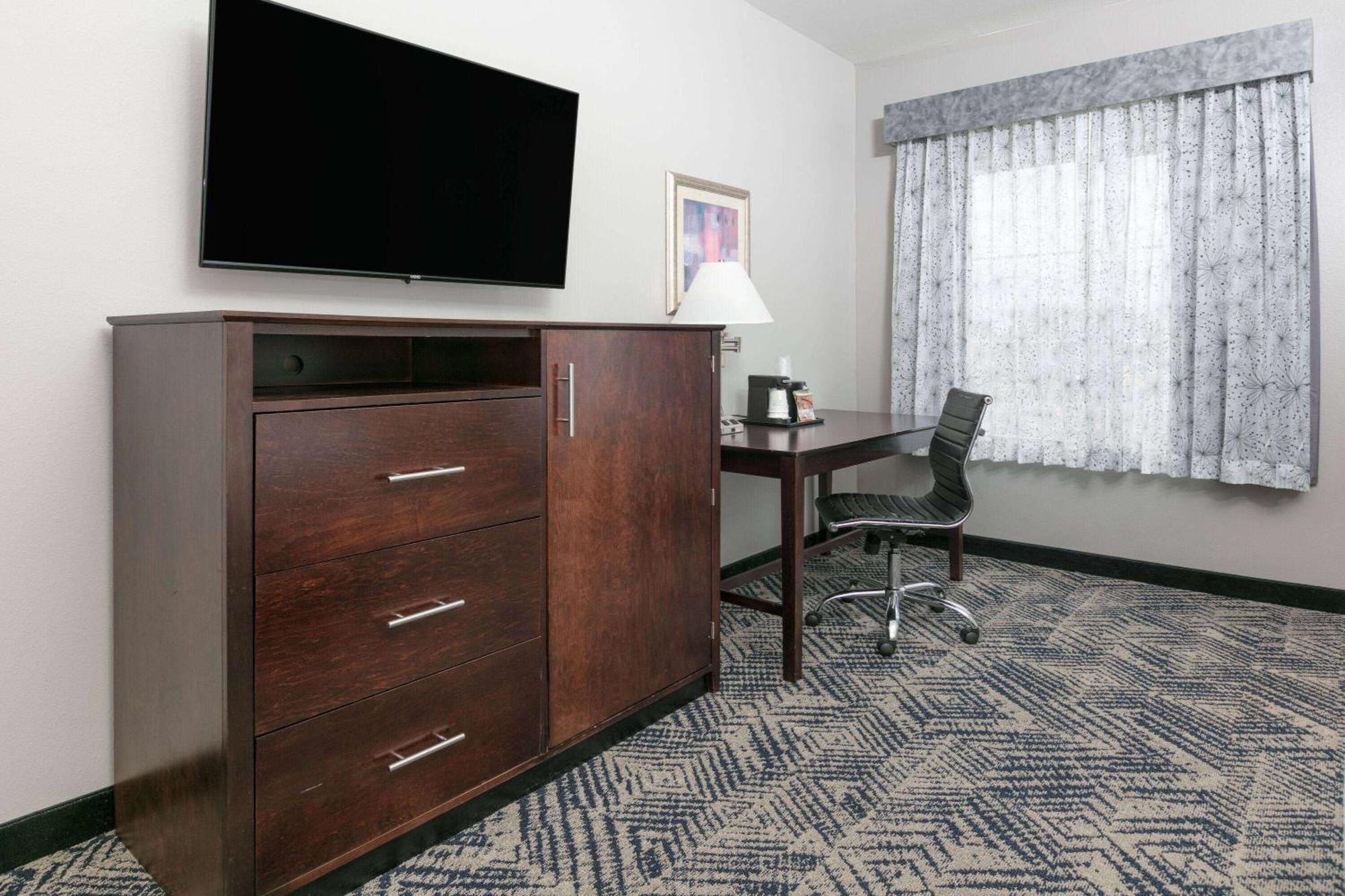 Hotel La Quinta By Wyndham Airport / Expo Square