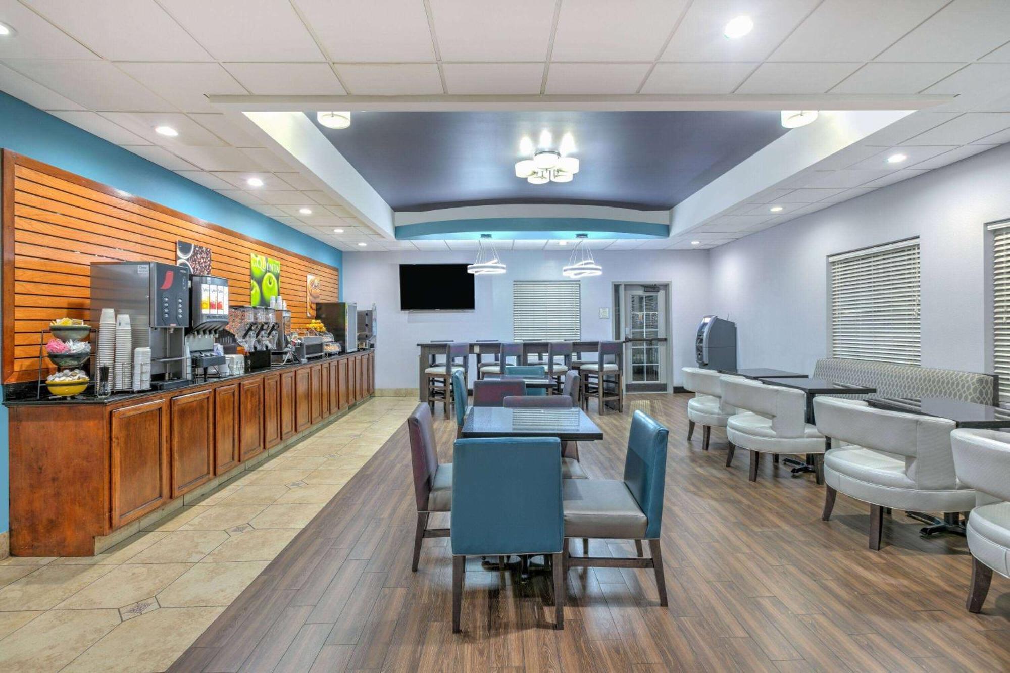 La Quinta By Wyndham Airport / Expo Square Hotel 3*