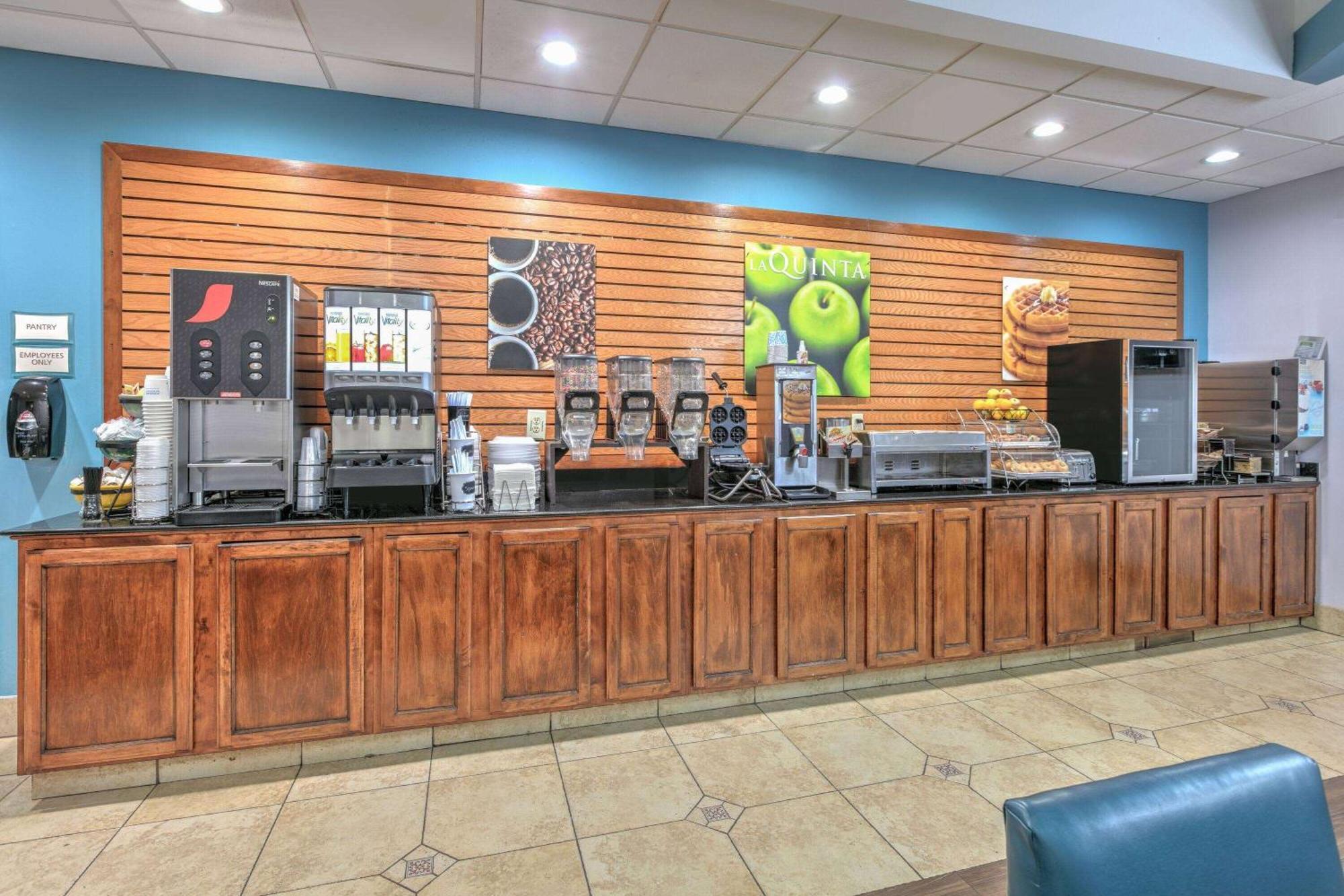 Hotel La Quinta By Wyndham Airport / Expo Square