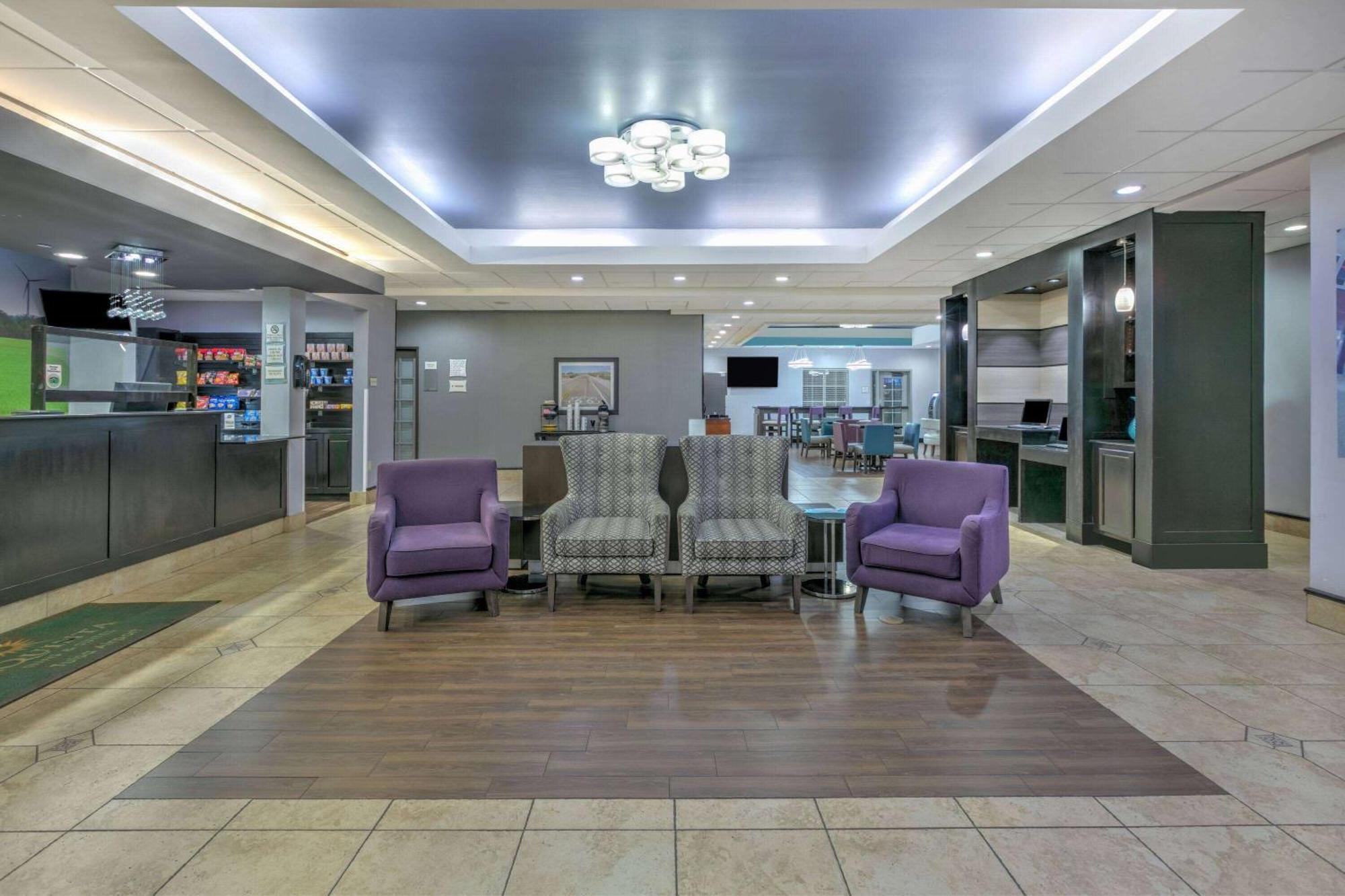 Hotel La Quinta By Wyndham Airport / Expo Square 3*