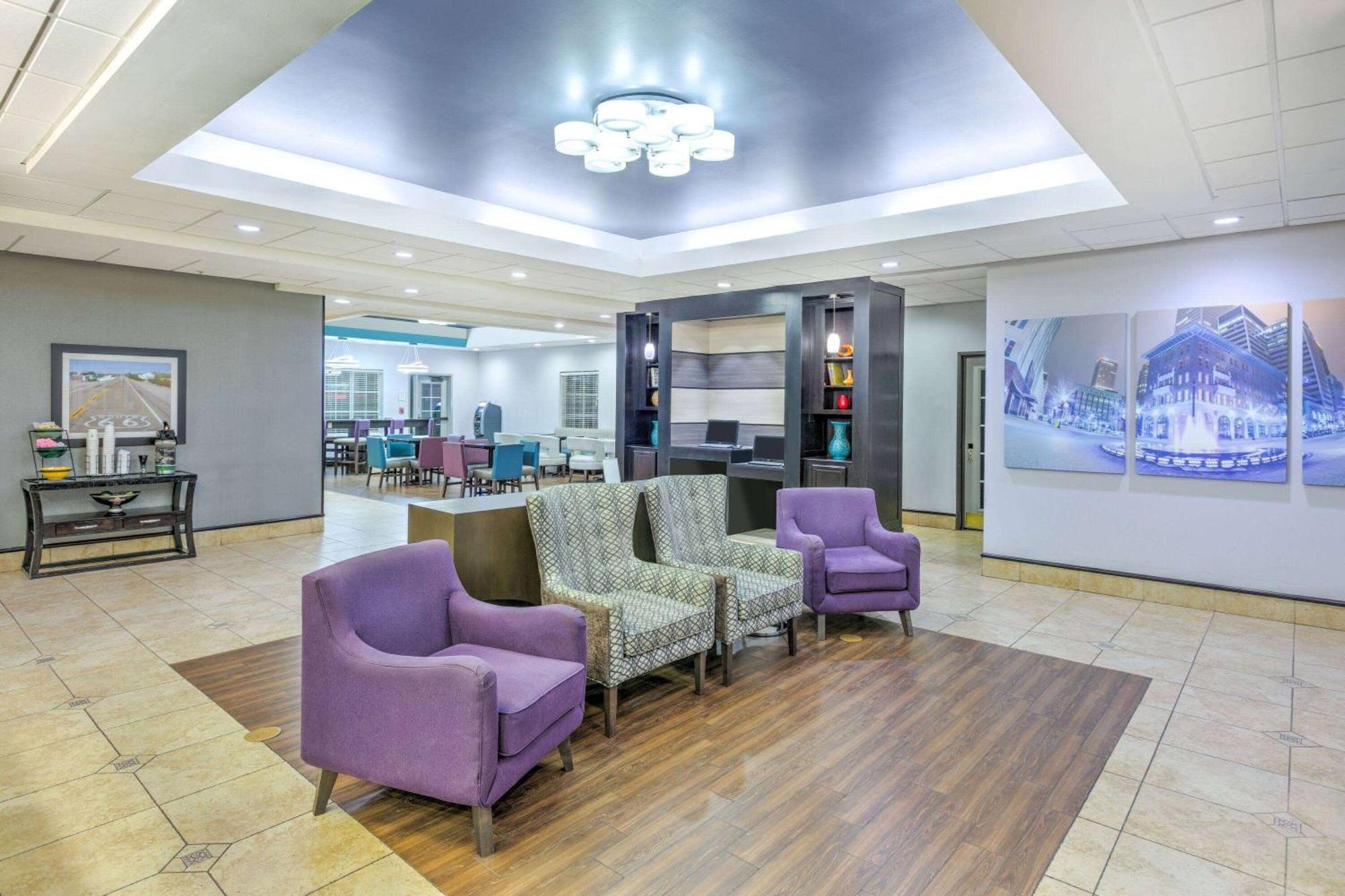 La Quinta By Wyndham Airport / Expo Square Hotel