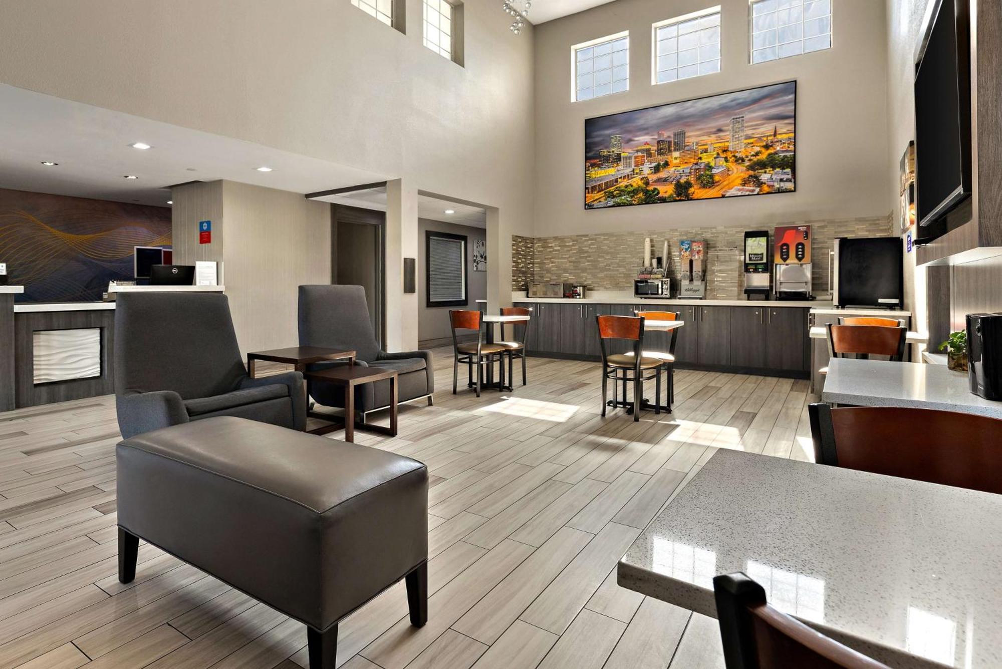 Hotel Surestay By Western East Tulsa