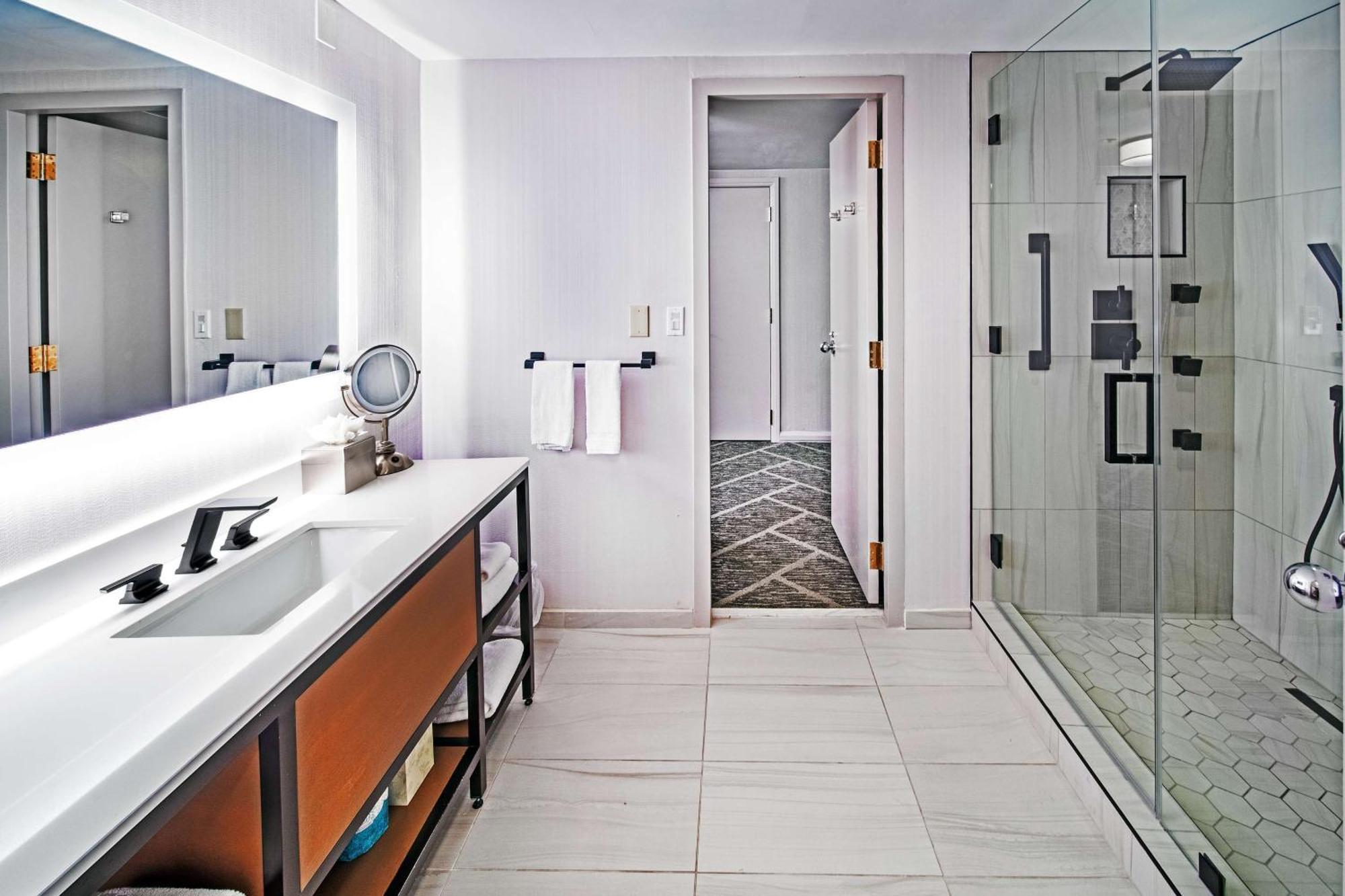 Hotel Doubletree By Hilton At Warren Place Tulsa