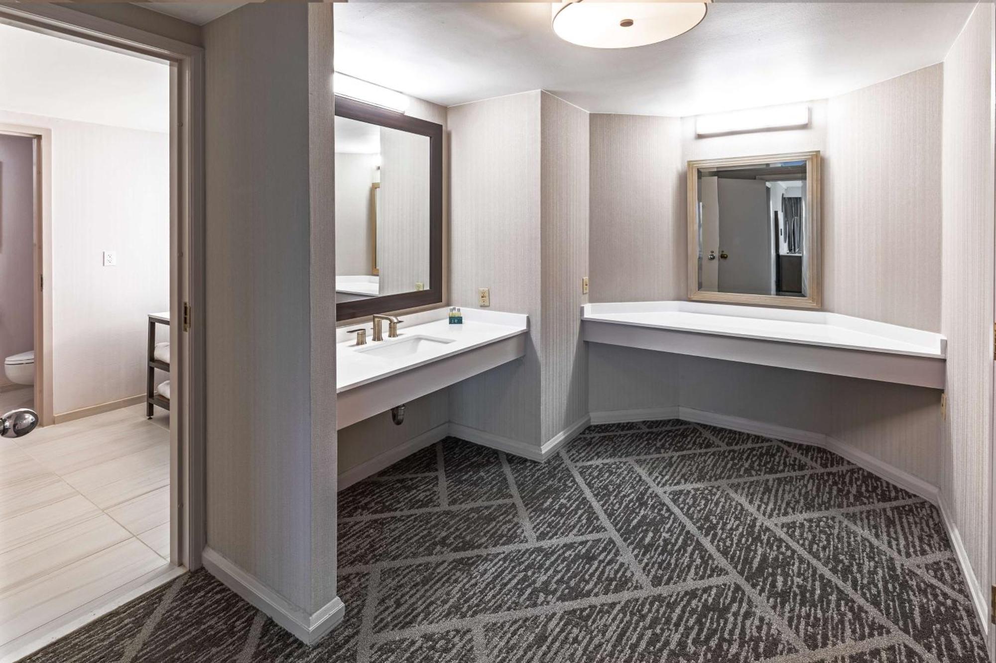 Hotel Doubletree By Hilton At Warren Place Tulsa