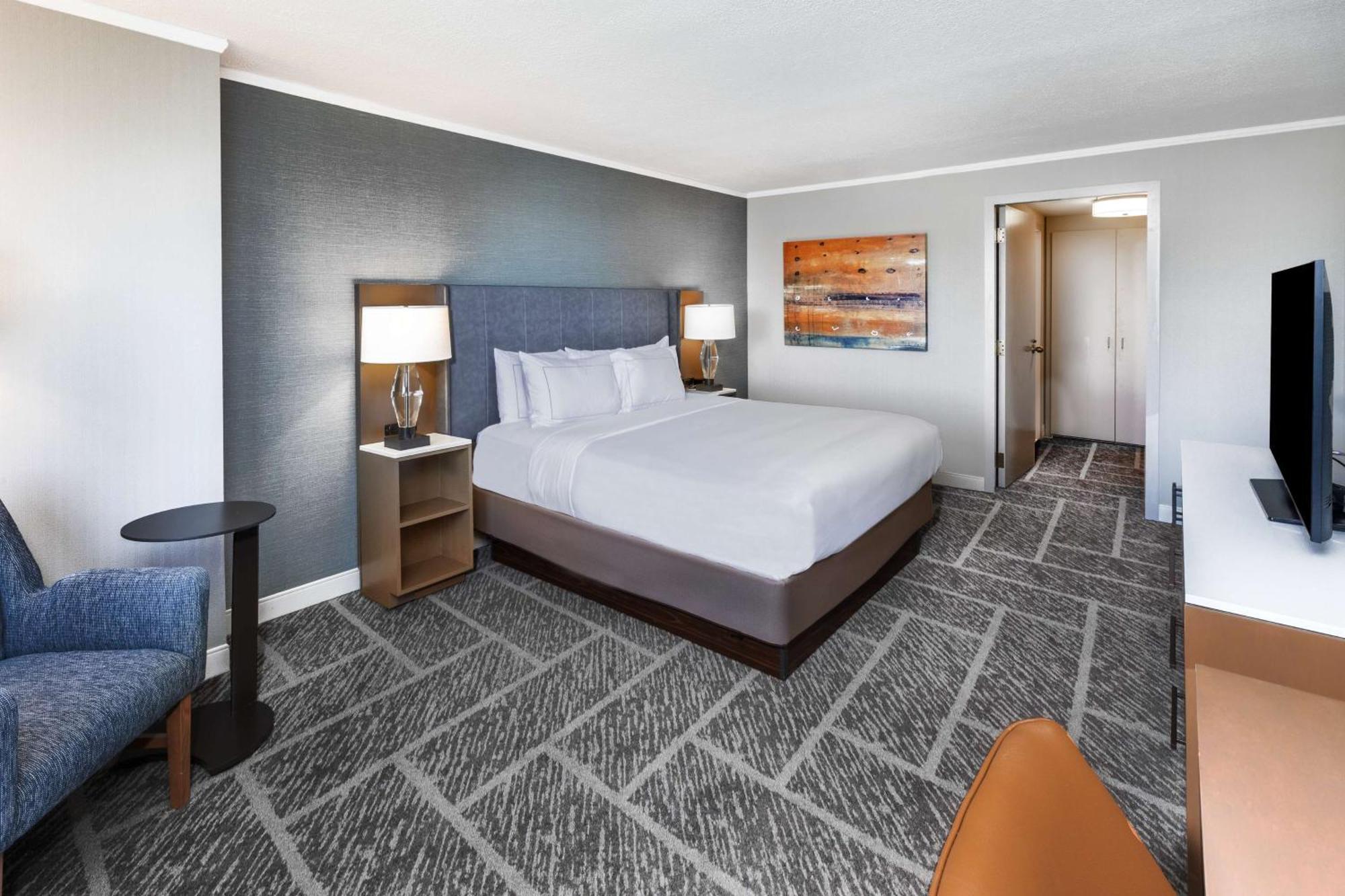 Doubletree By Hilton At Warren Place Hotel