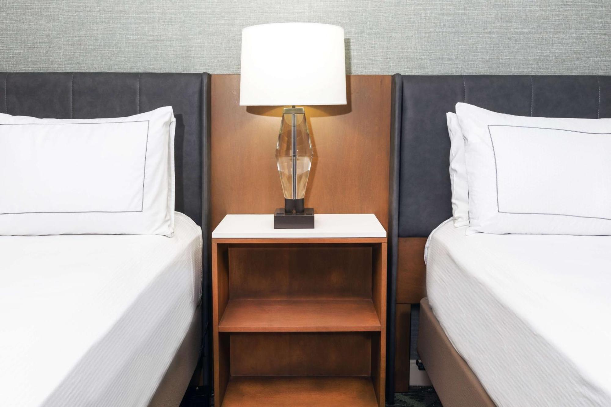 Hotel Doubletree By Hilton At Warren Place Tulsa