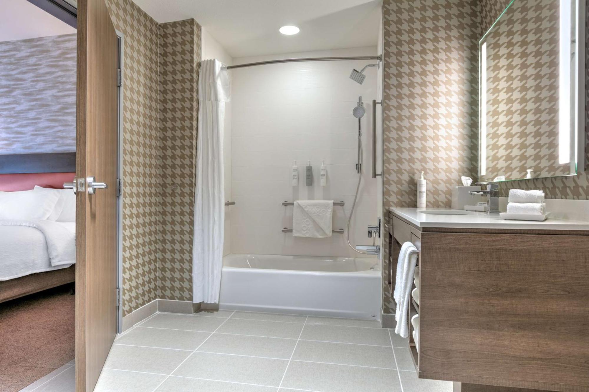Home2 By Hilton Airport 3*