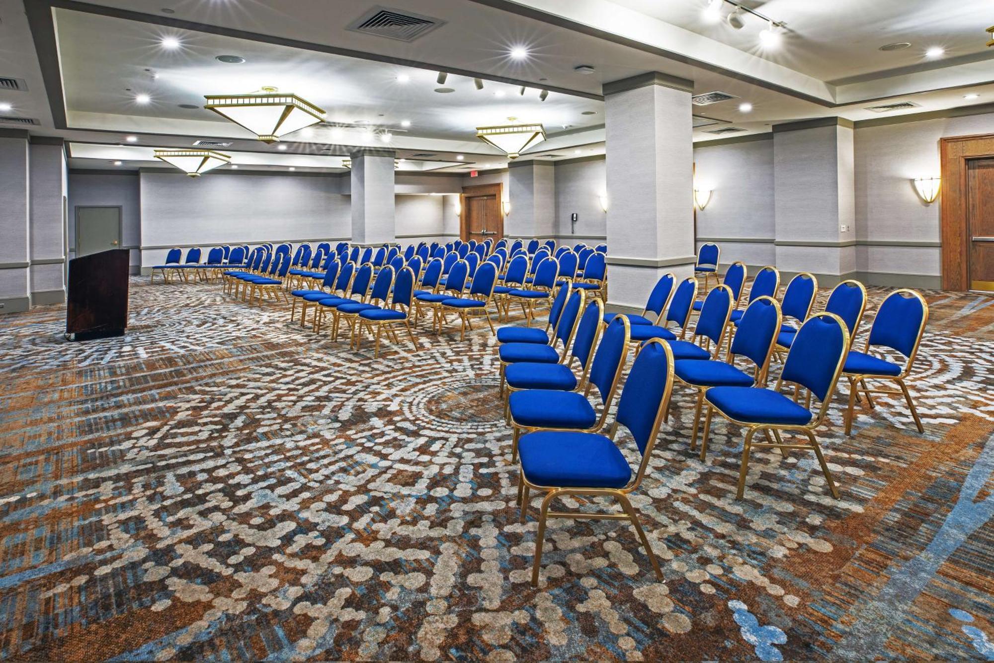 Doubletree By Hilton At Warren Place 3*