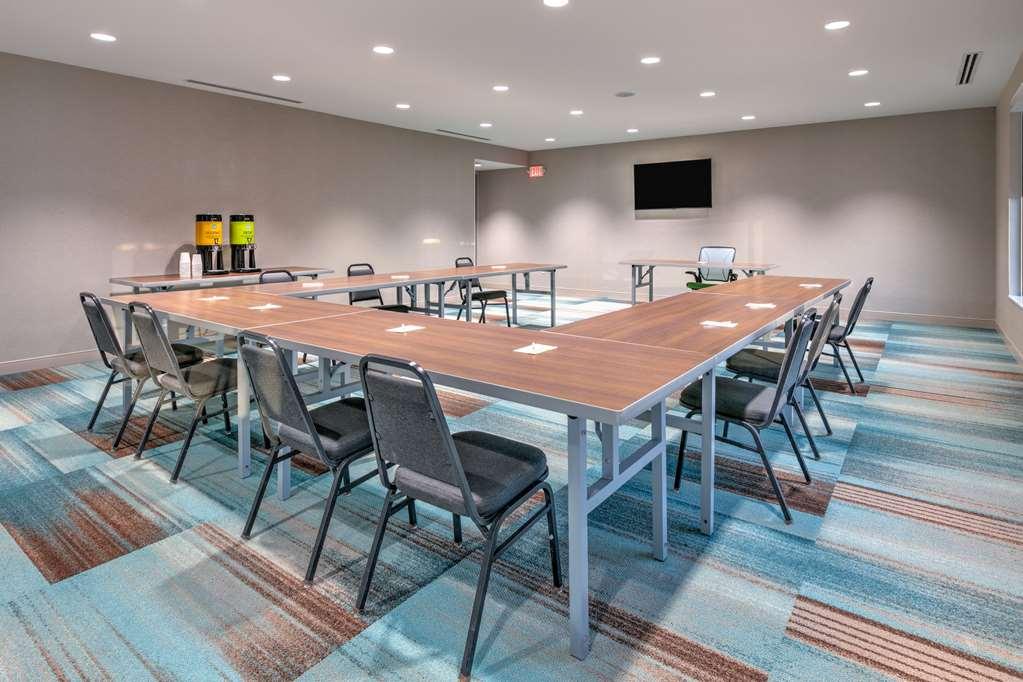 Hotel Home2 By Hilton Airport *