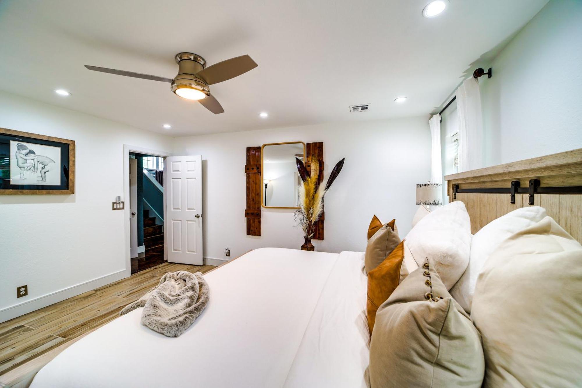 Peace And Tranquility Home, 2 Mi To Downtown Holiday home *