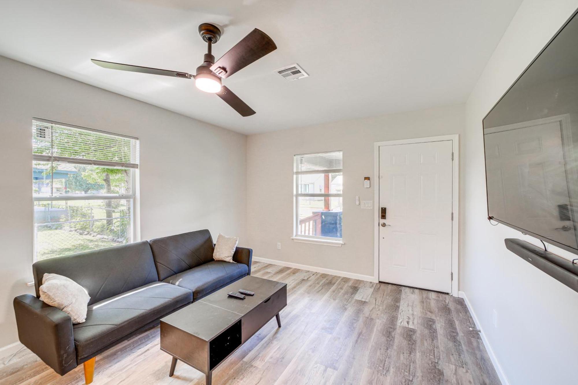 Holiday home Remodeled House With Yard About 4 Mi To Downtown! *