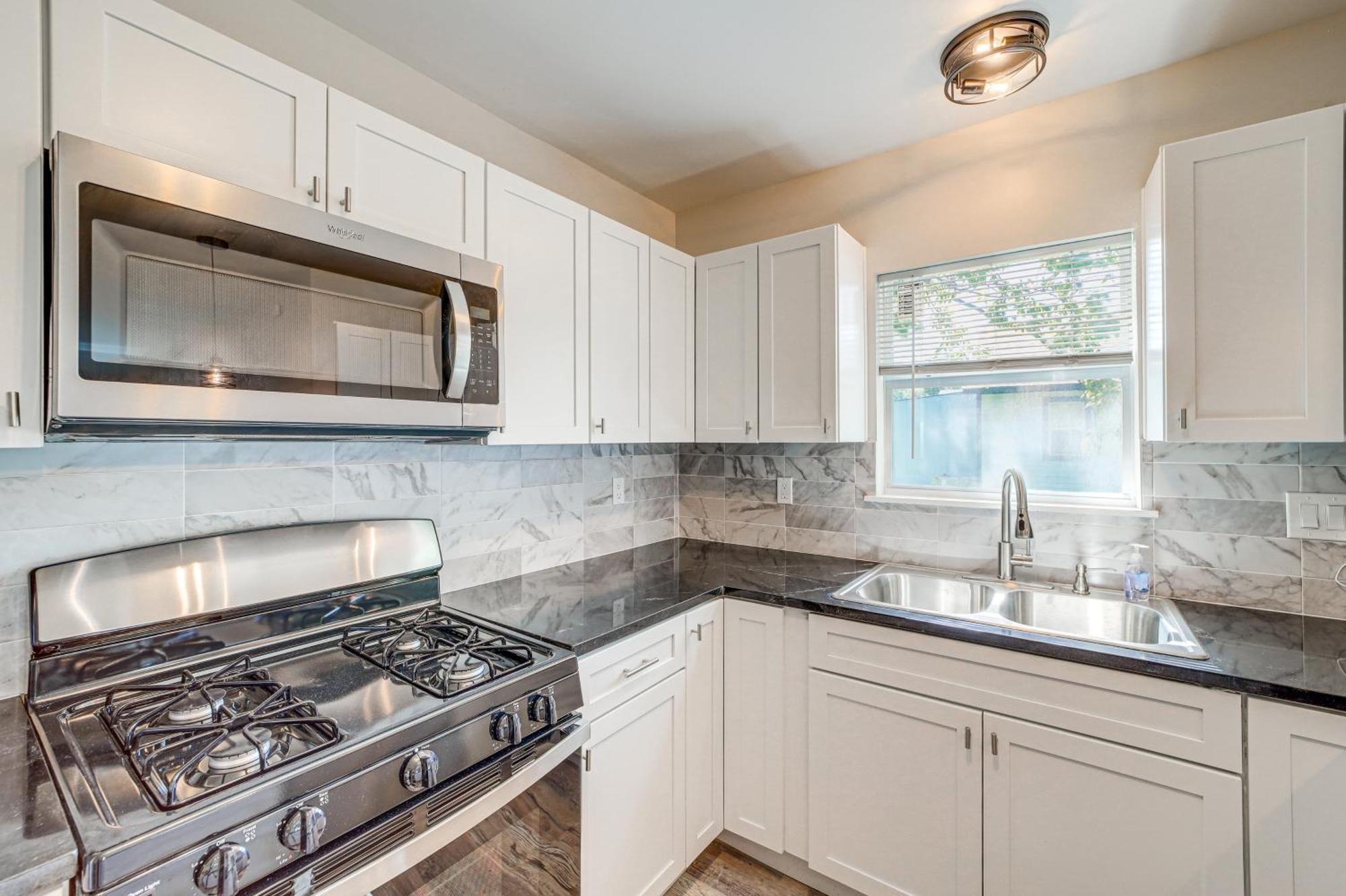 Holiday home Remodeled House With Yard About 4 Mi To Downtown!
