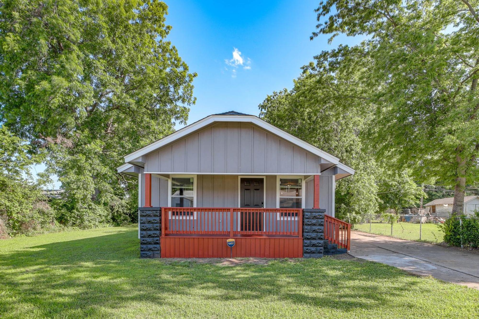 Holiday home Remodeled House With Yard About 4 Mi To Downtown!
