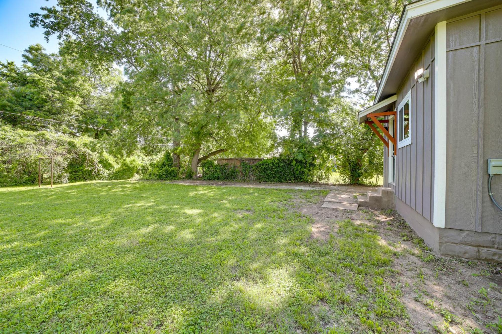 Remodeled House With Yard About 4 Mi To Downtown! Holiday home
