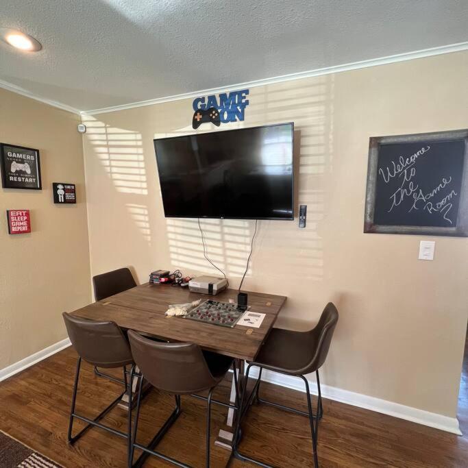 Holiday home The Ultimate Game Night - Reconnect Play Tulsa