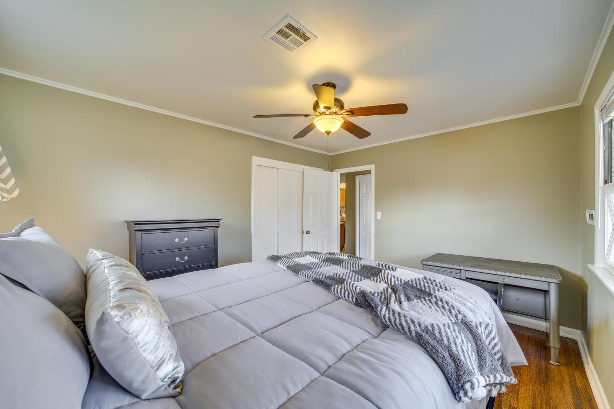 With Yard 5 Mi To Downtown! Holiday home Tulsa
