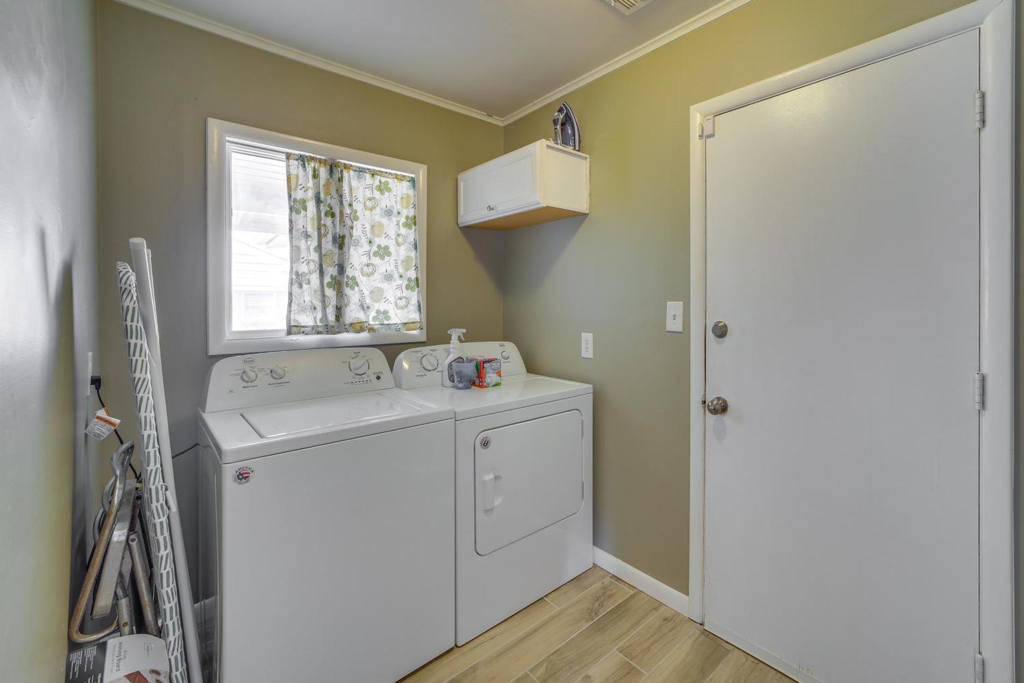 With Yard 5 Mi To Downtown! Holiday home