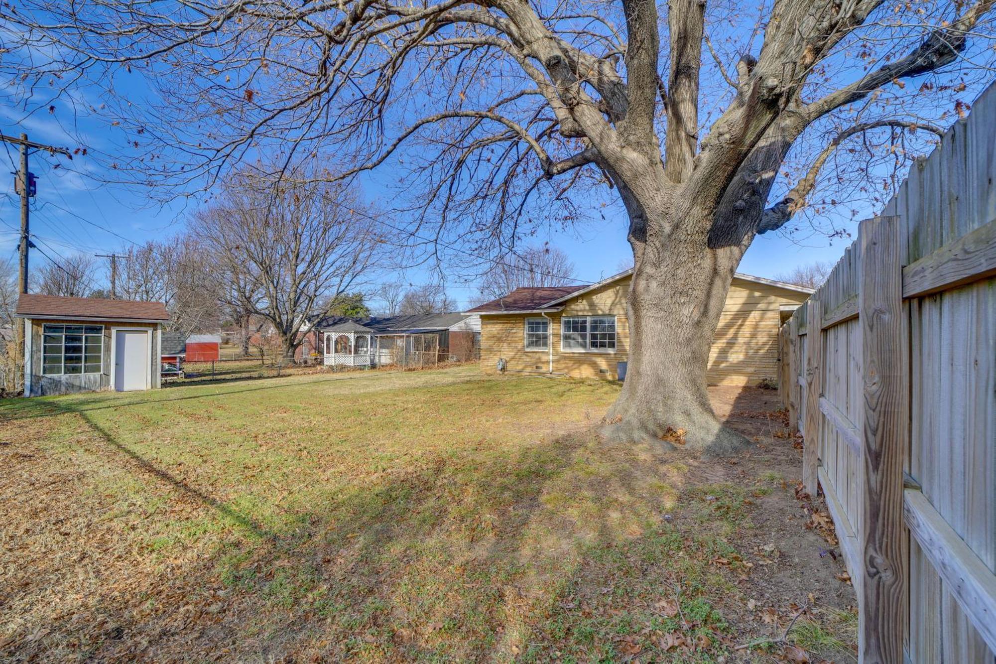 With Yard 5 Mi To Downtown! Holiday home *
