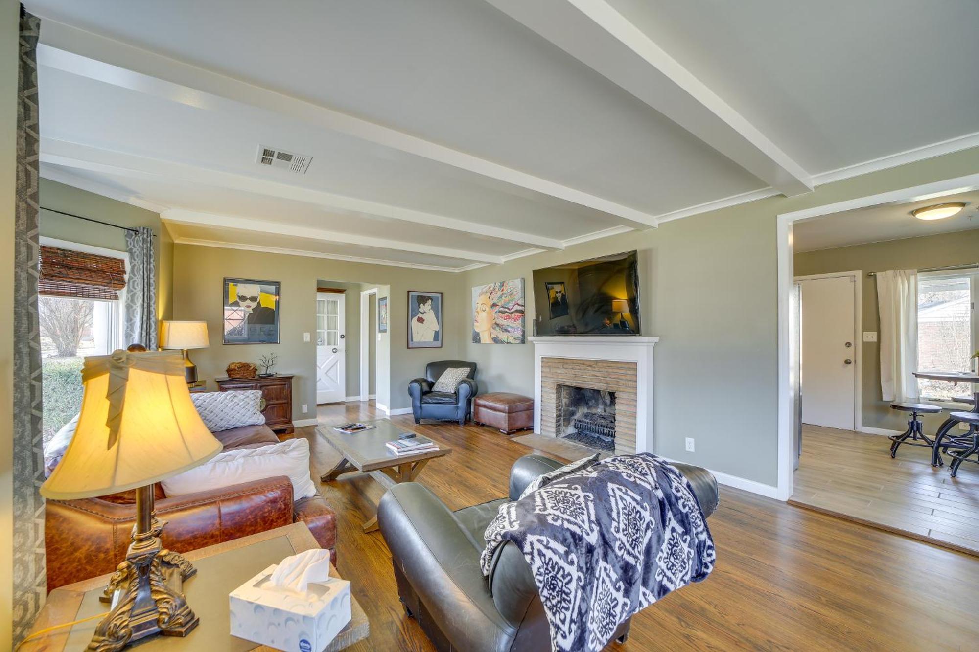 With Yard 5 Mi To Downtown! Holiday home Tulsa