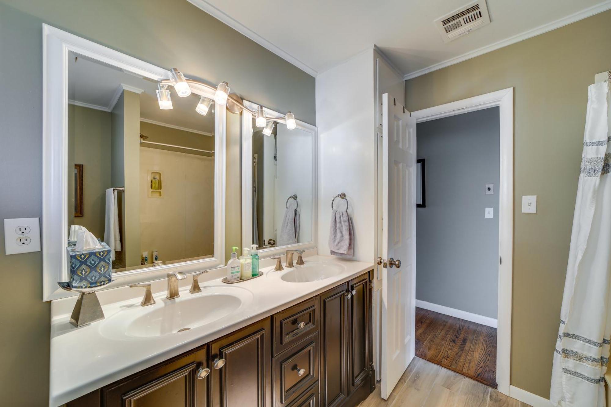 With Yard 5 Mi To Downtown! Holiday home