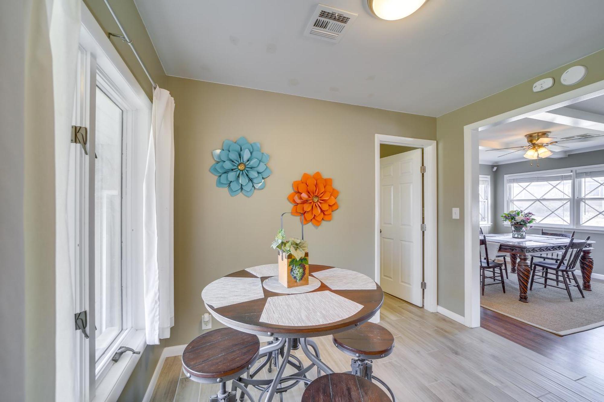 With Yard 5 Mi To Downtown! Holiday home *