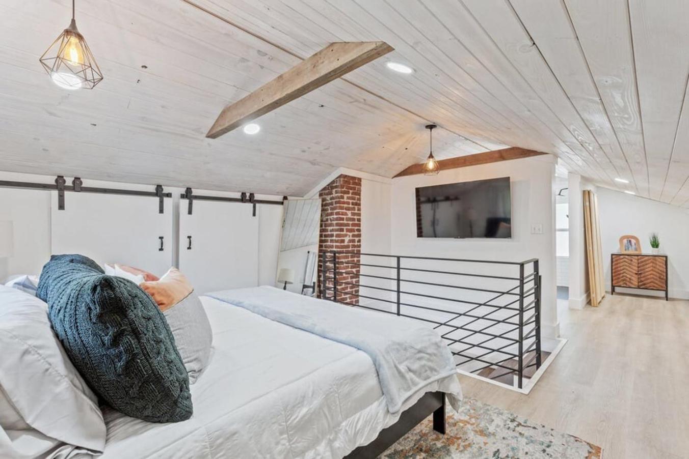 Midtown Masterpiece Whot Tub, Pets By Hvnlyhomes