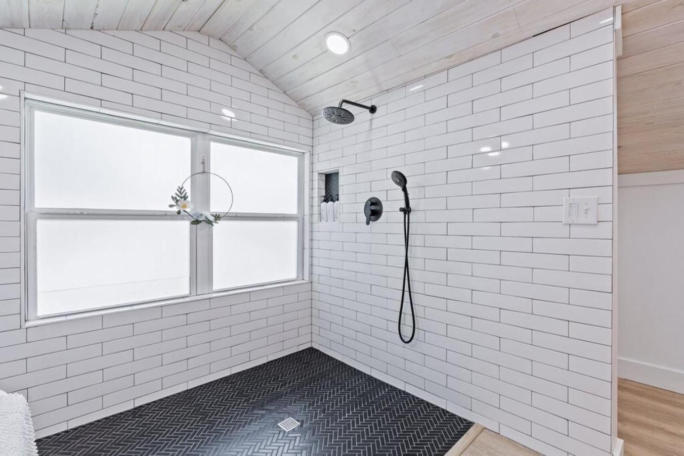 Midtown Masterpiece Whot Tub, Pets By Hvnlyhomes Holiday home Tulsa
