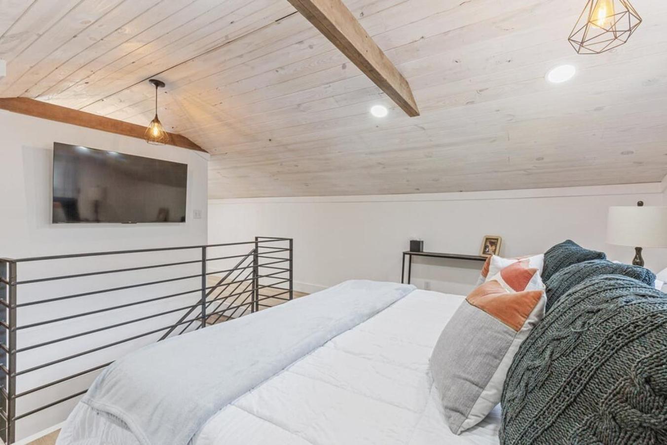 Midtown Masterpiece Whot Tub, Pets By Hvnlyhomes Holiday home *