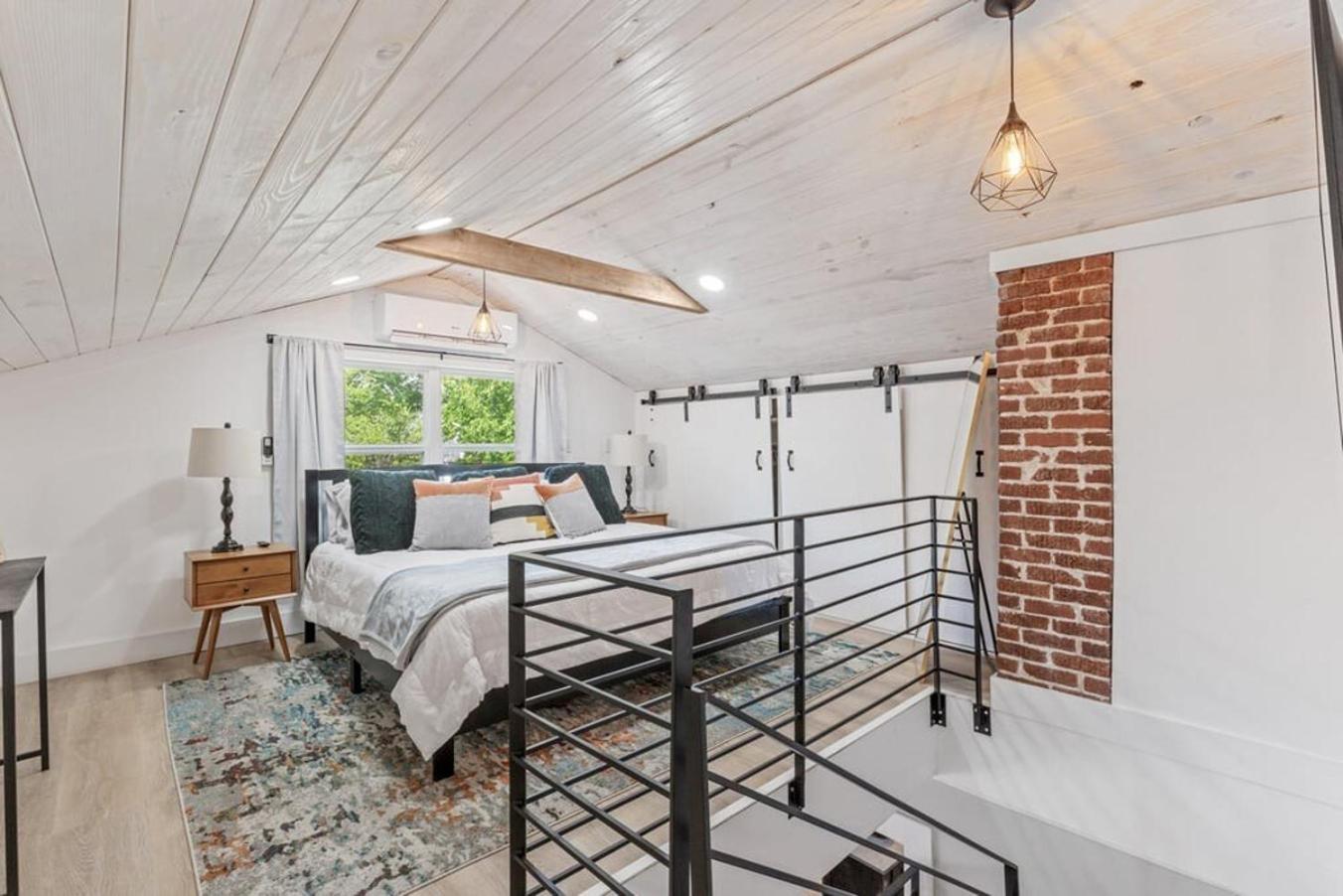 Midtown Masterpiece Whot Tub, Pets By Hvnlyhomes