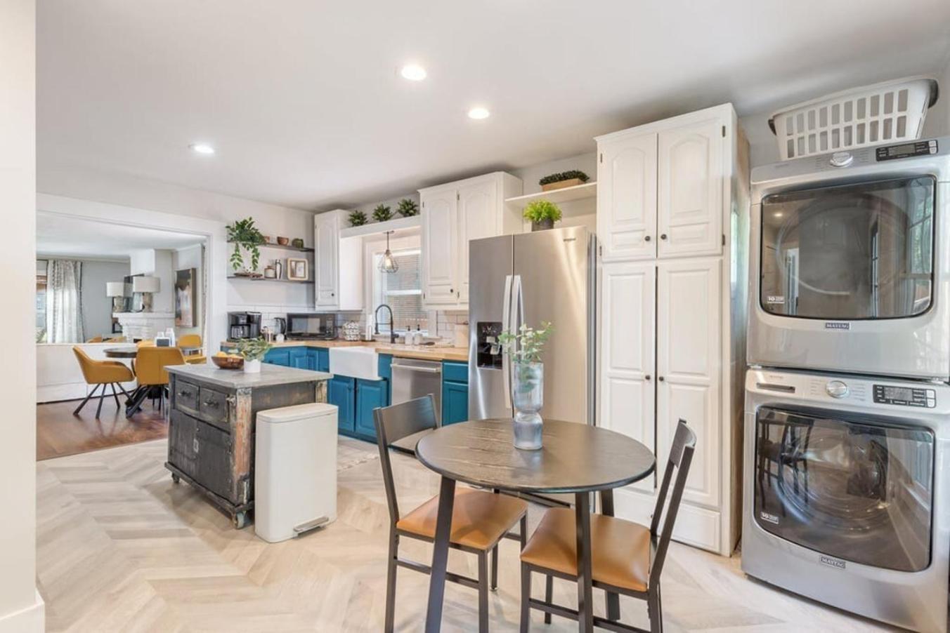 Midtown Masterpiece Whot Tub, Pets By Hvnlyhomes