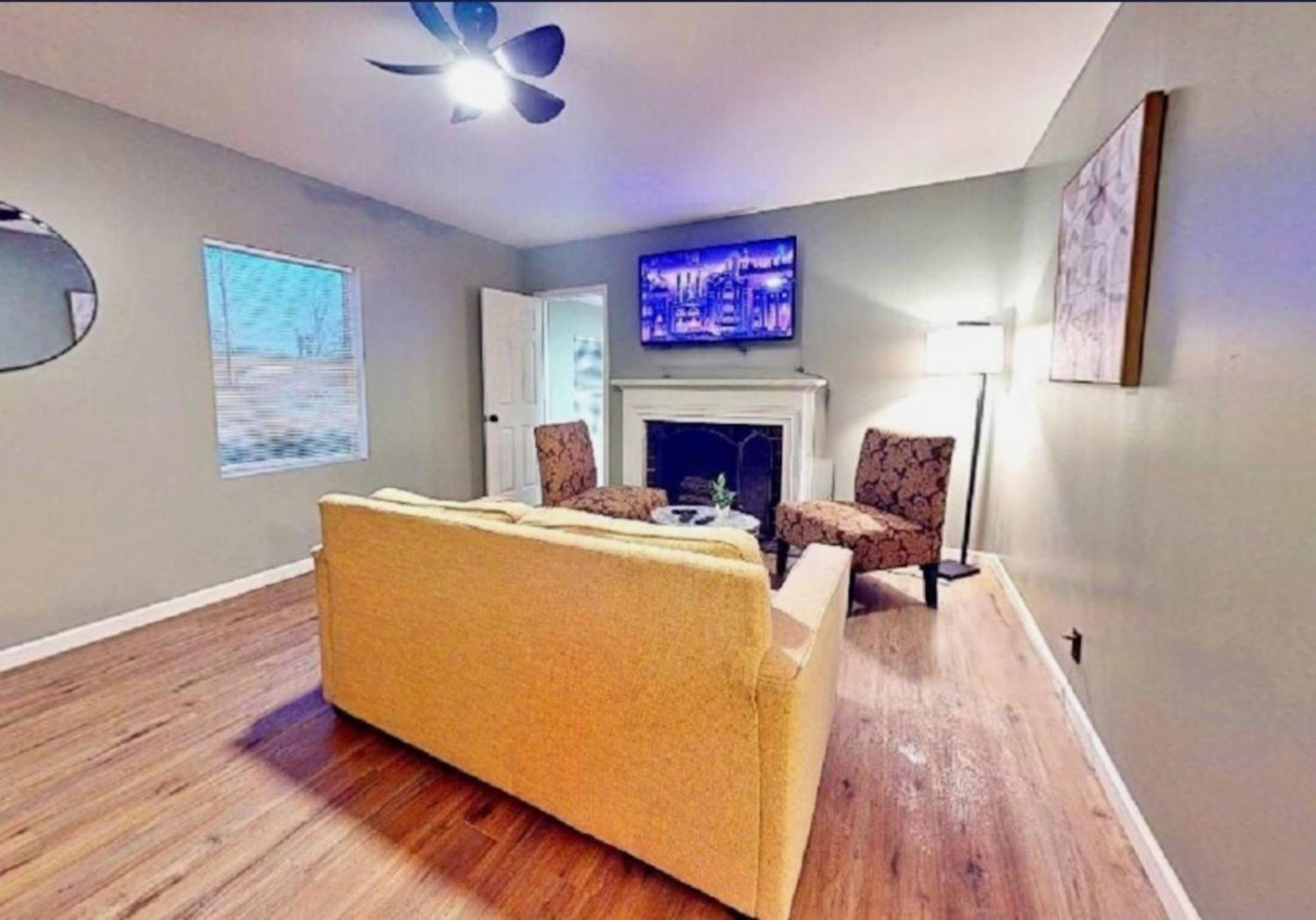 Cozy 2-bedroom, 1-bathroom Haven In Tulsa! Holiday home