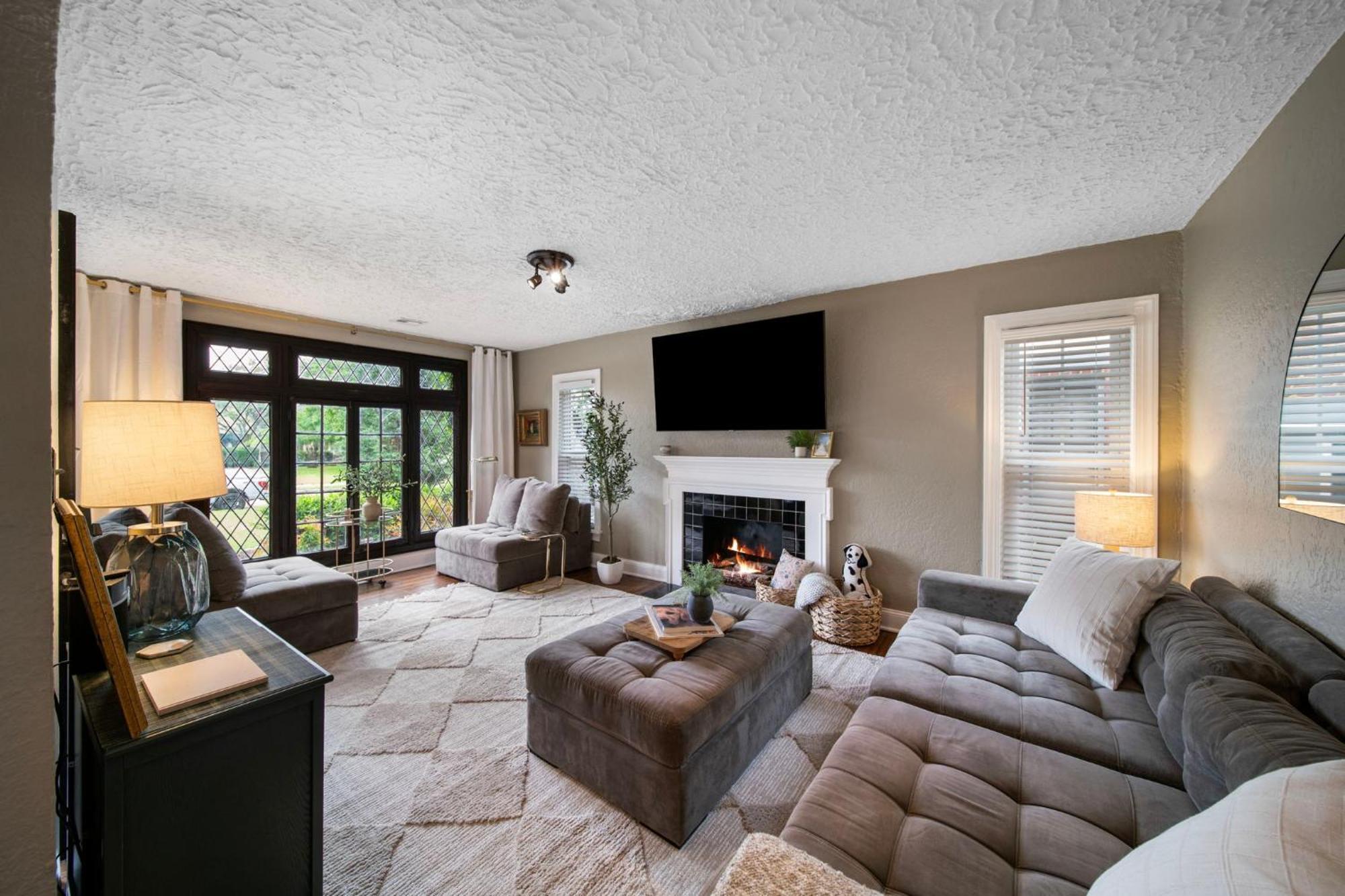 Ivy W Hot Tub By Hvnlyhomes Holiday home *