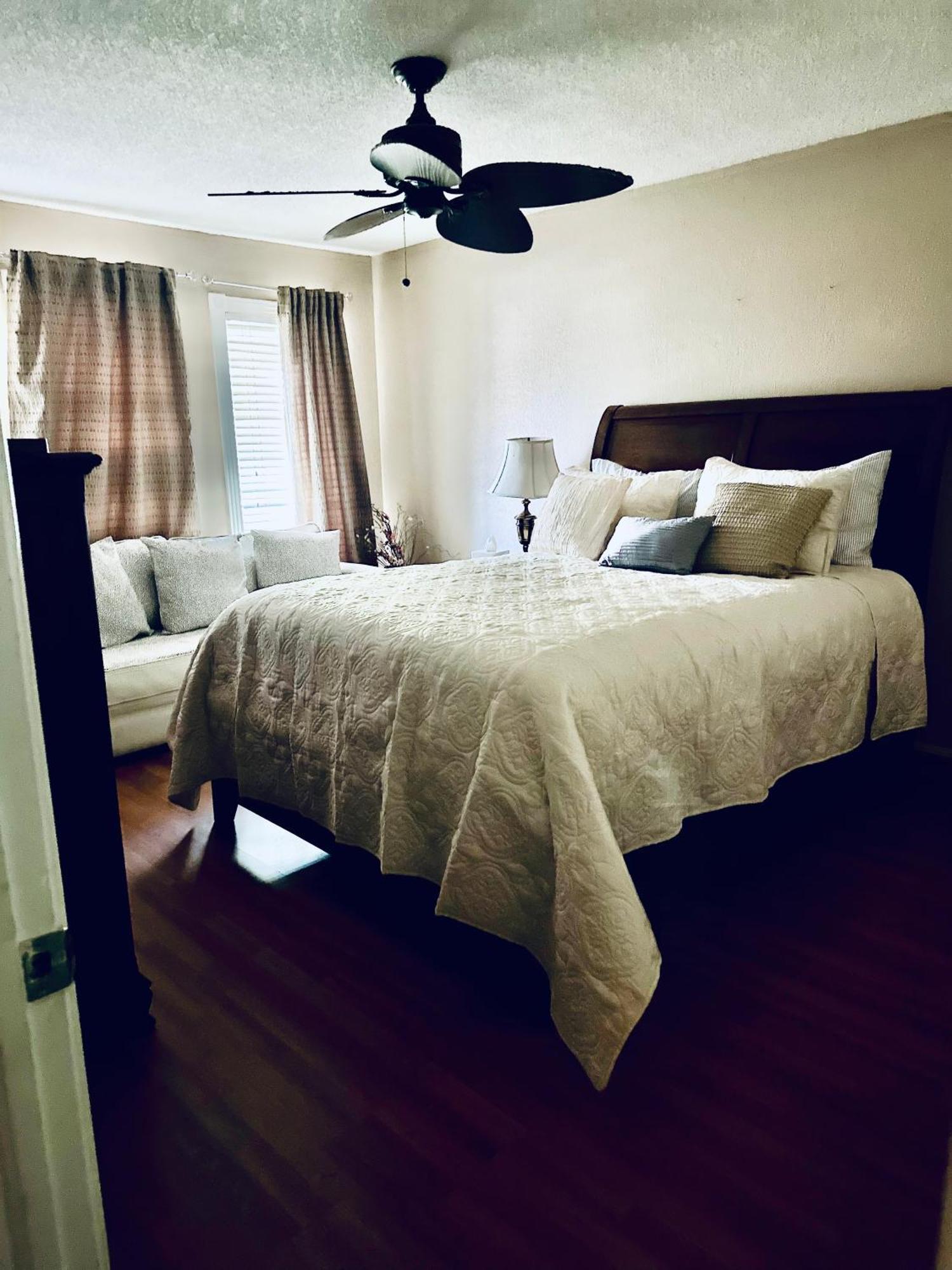 Holiday home Centrally Located 5 Bedroom 3 Bath 8 Beds