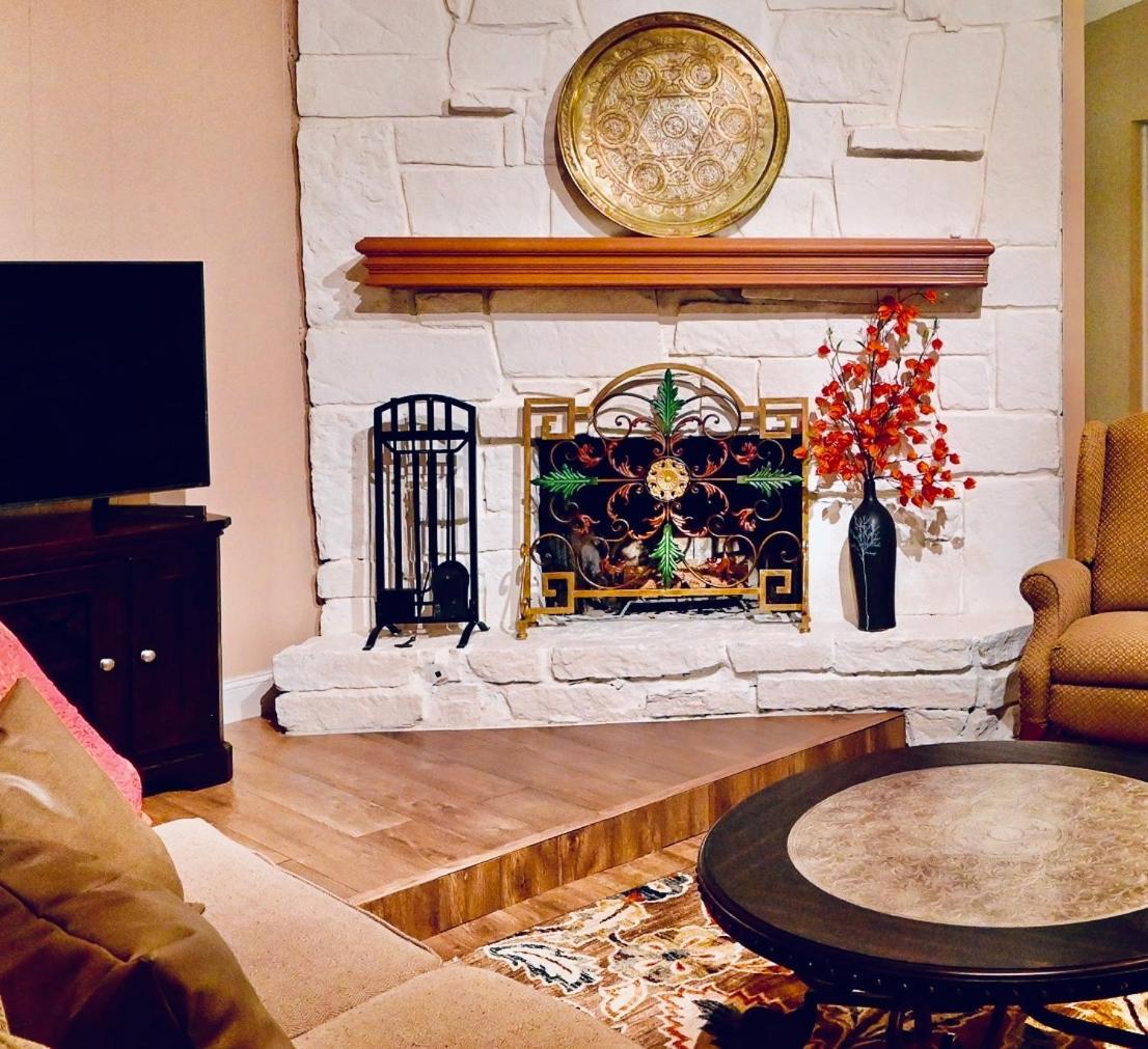 Centrally Located 5 Bedroom 3 Bath 8 Beds Holiday home Tulsa