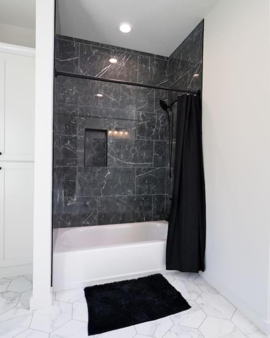 Newly Built Modern Getaway On Private Acreage! Holiday home Tulsa