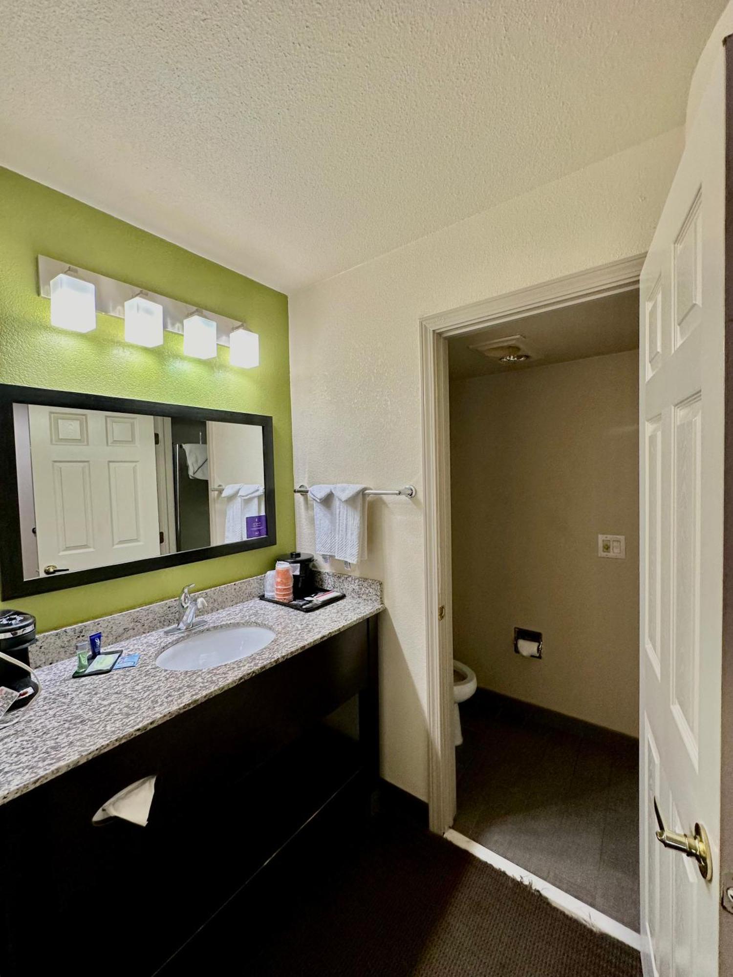 Sleep & I-44 Hotel 3*