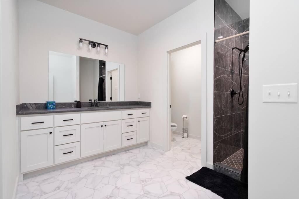 Brand New Modern Getaway On Private Land! Holiday home Tulsa