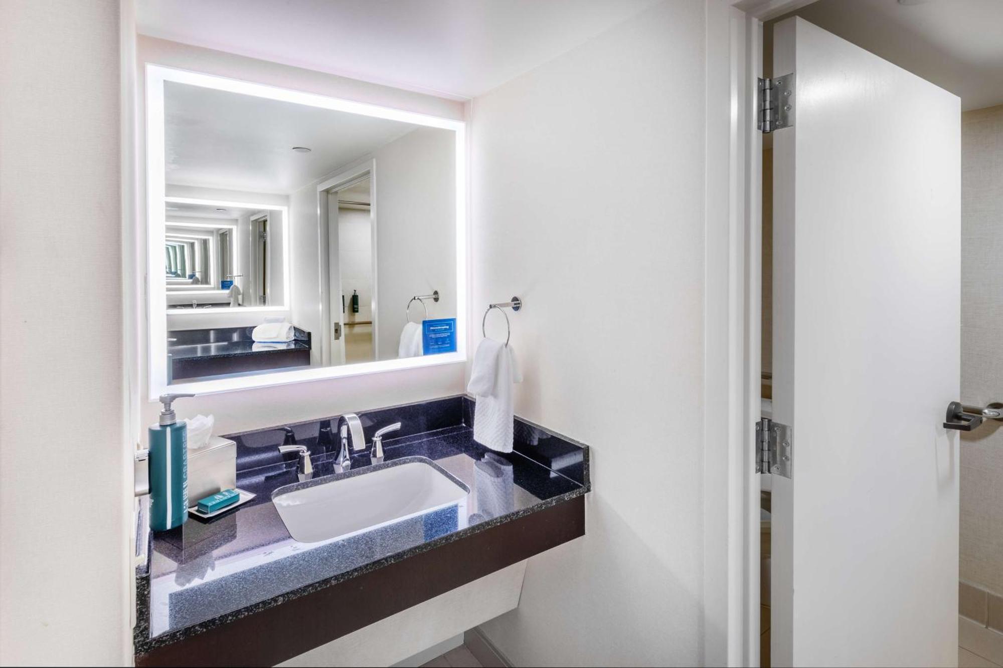 Doubletree By Hilton Downtown Hotel 4*