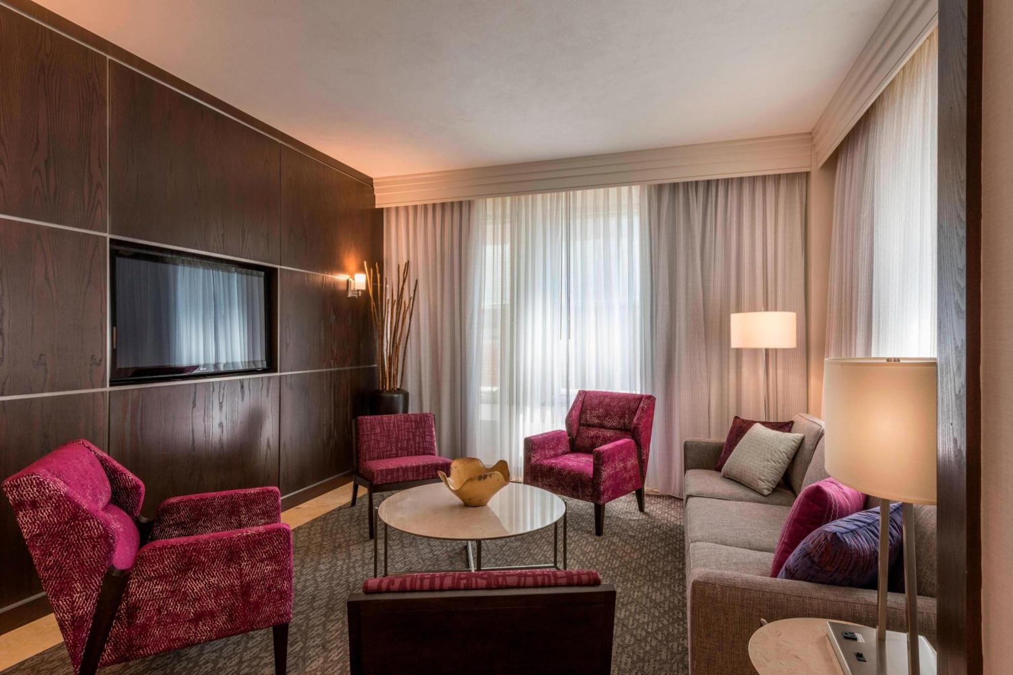 Courtyard By Marriott Downtown Hotel