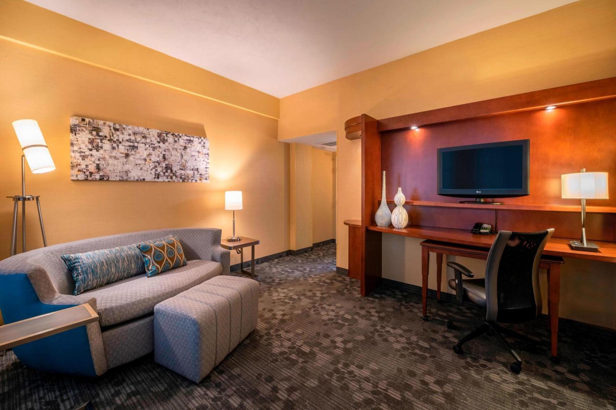 Courtyard By Marriott Downtown Hotel 4*