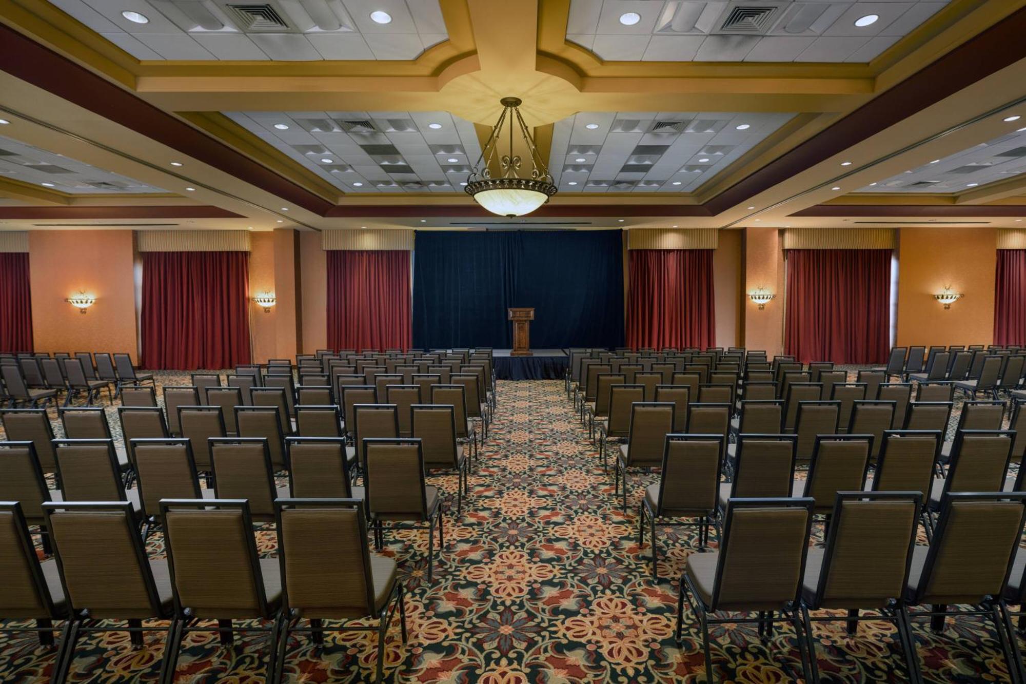 Hotel Renaissance & Convention Center 4*