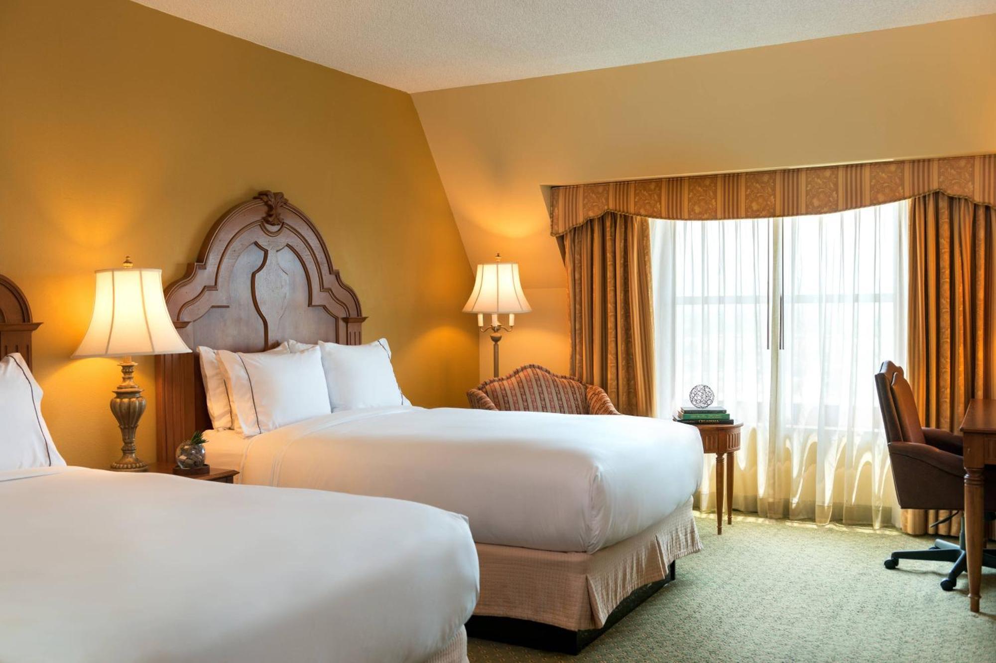 Renaissance & Convention Center Hotel 4*