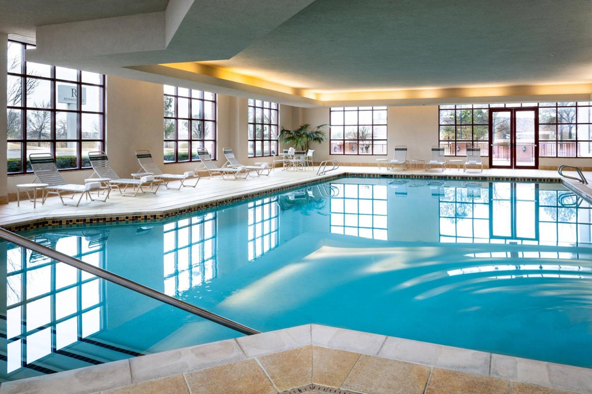 Renaissance & Convention Center Hotel 4*