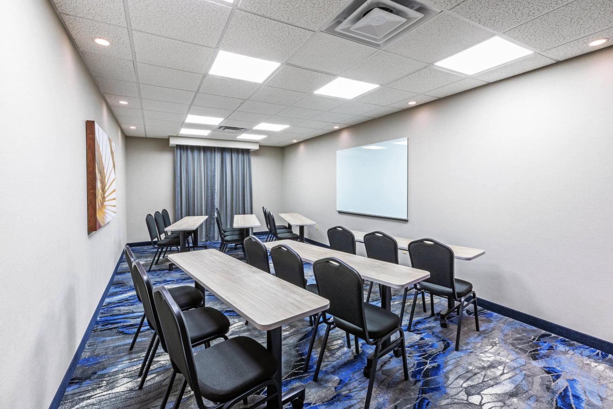 Fairfield & Downtown Arts District Hotel 3*