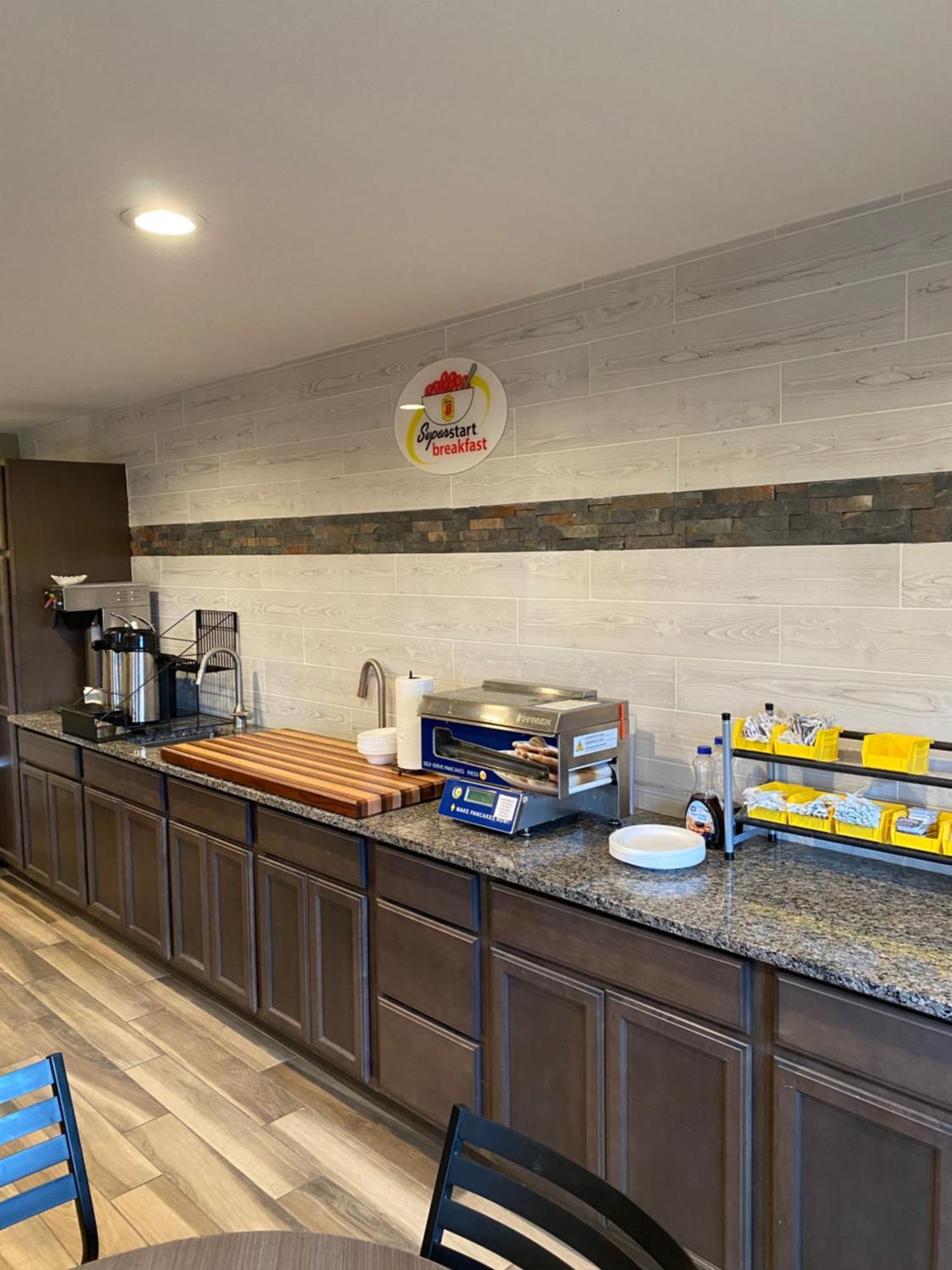 Super 8 By Wyndham Hotel