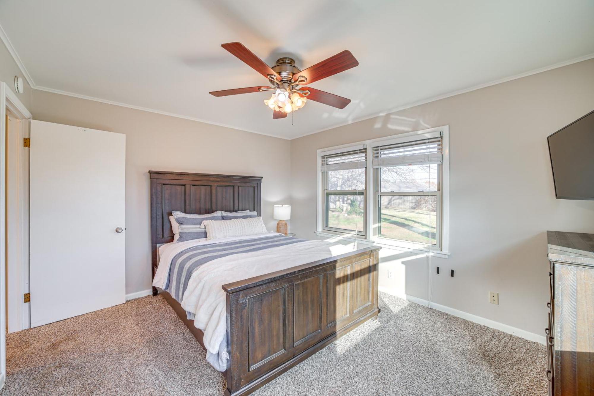5 Mi To Downtown Groups Welcome! Holiday home