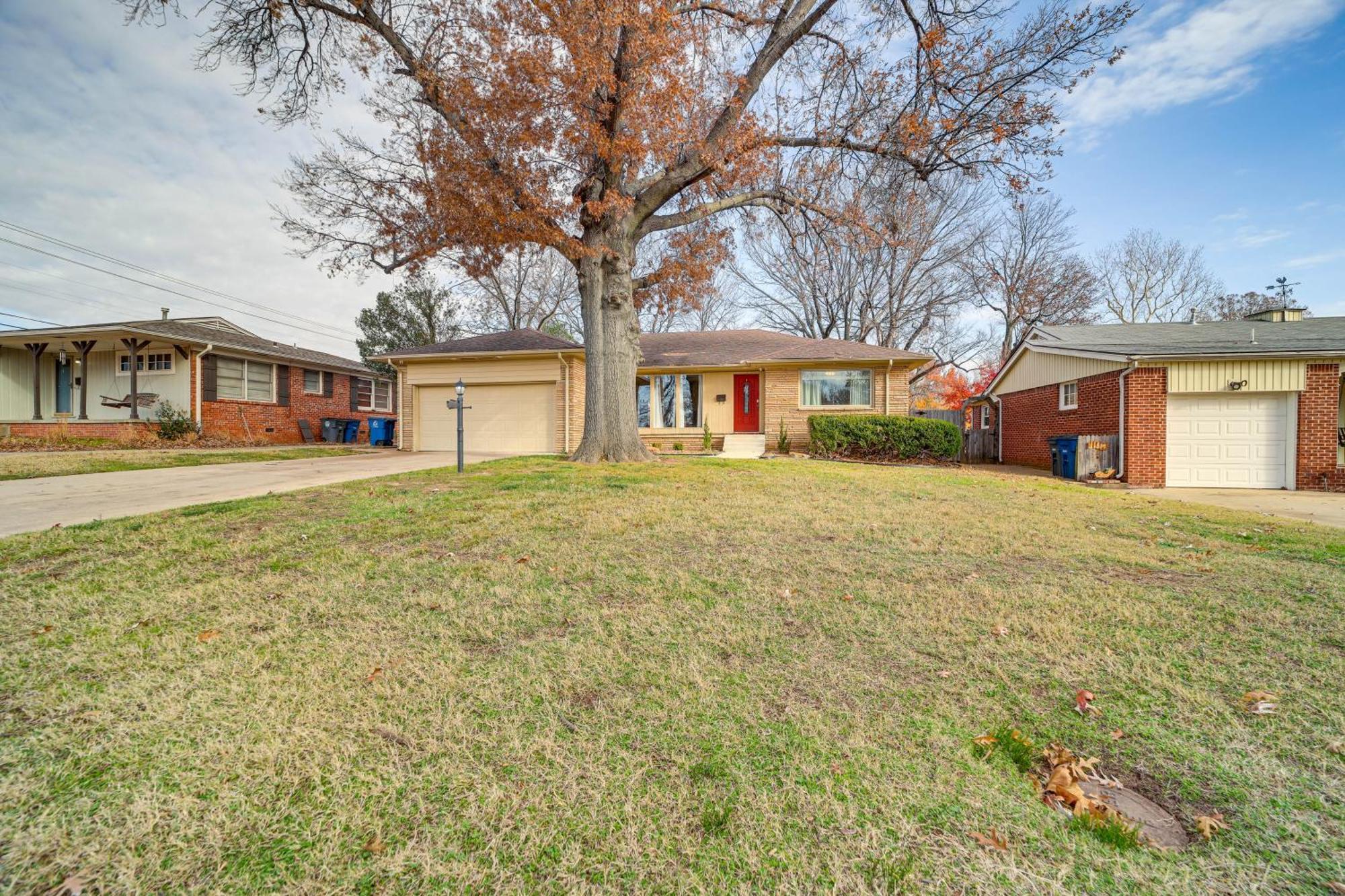 5 Mi To Downtown Groups Welcome! Holiday home