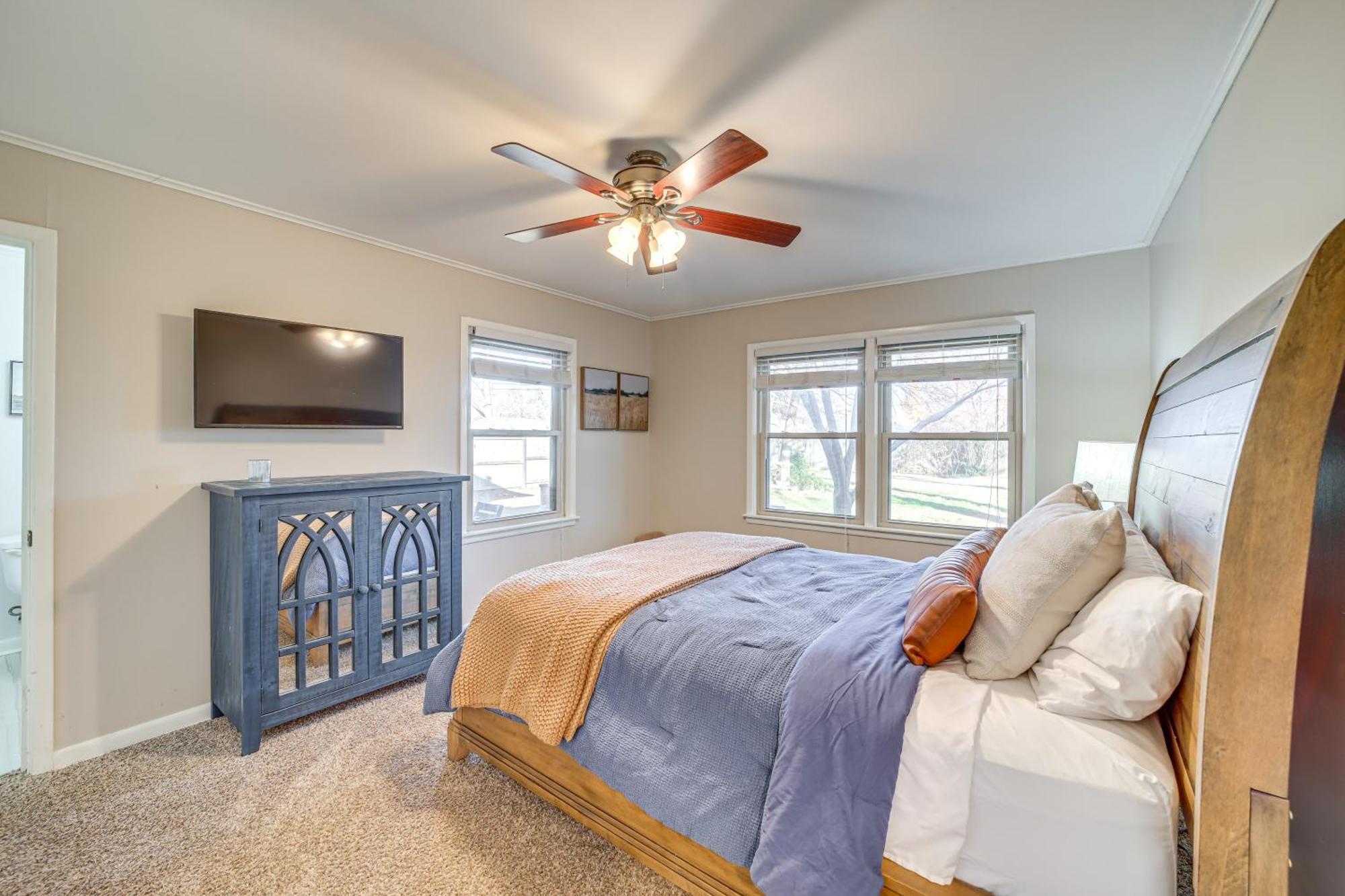 Holiday home 5 Mi To Downtown Groups Welcome!