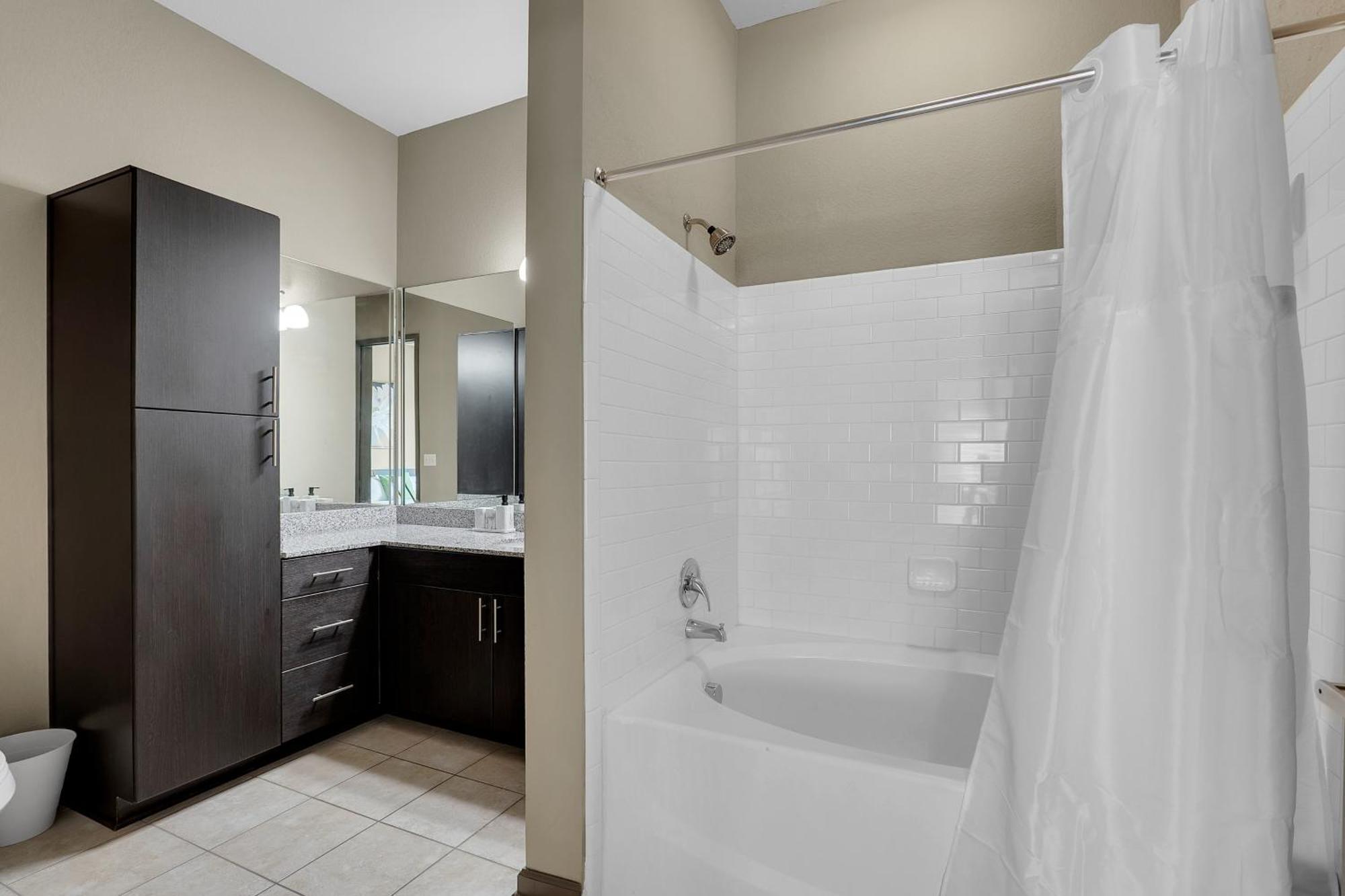 Cozy 2br Near Bok Center-gym, Pool, Pet Frndly *